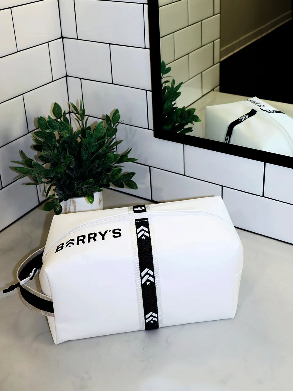 BARRY'S WHITE DOPP KIT